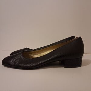 Bruno Magli Black Snakeskin Embossed Leather Low Heel Pumps Size 8AA Narro